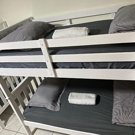 Single Size Top Bunk Bed - Mixed Shared Room Miami Springs Exterior photo