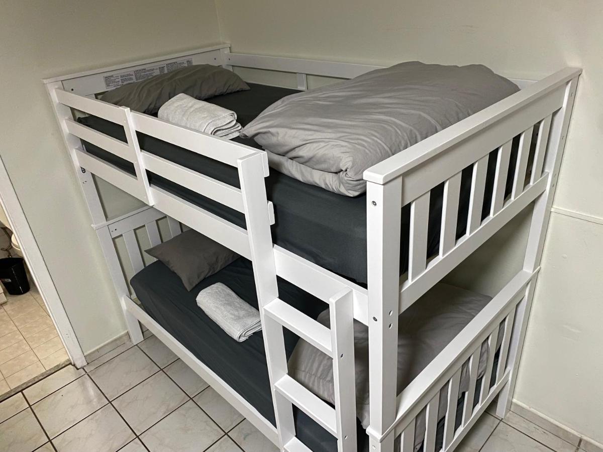 Single Size Top Bunk Bed - Mixed Shared Room Miami Springs Exterior photo