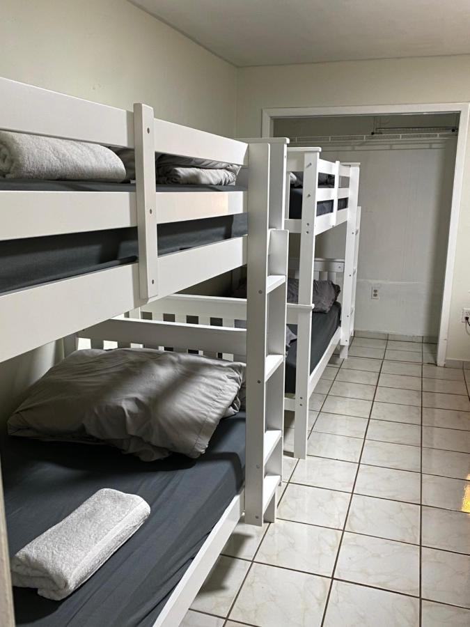 Single Size Top Bunk Bed - Mixed Shared Room Miami Springs Exterior photo
