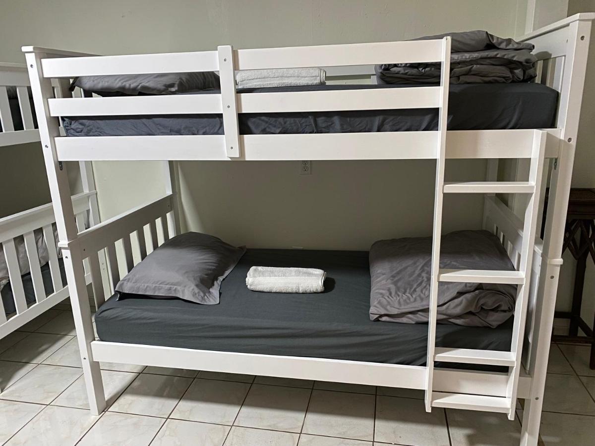 Single Size Top Bunk Bed - Mixed Shared Room Miami Springs Exterior photo